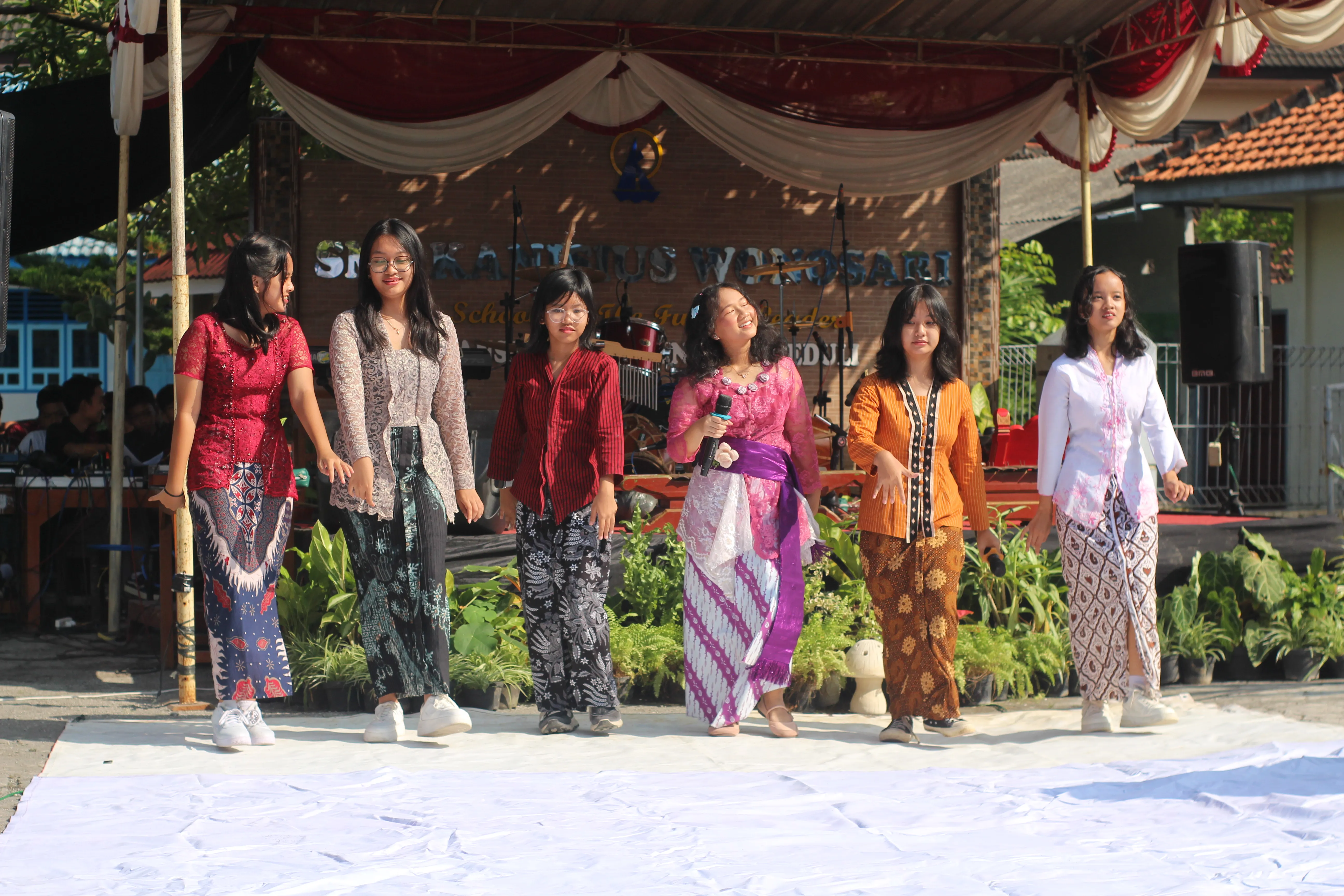 Siswa menyanyi bersama