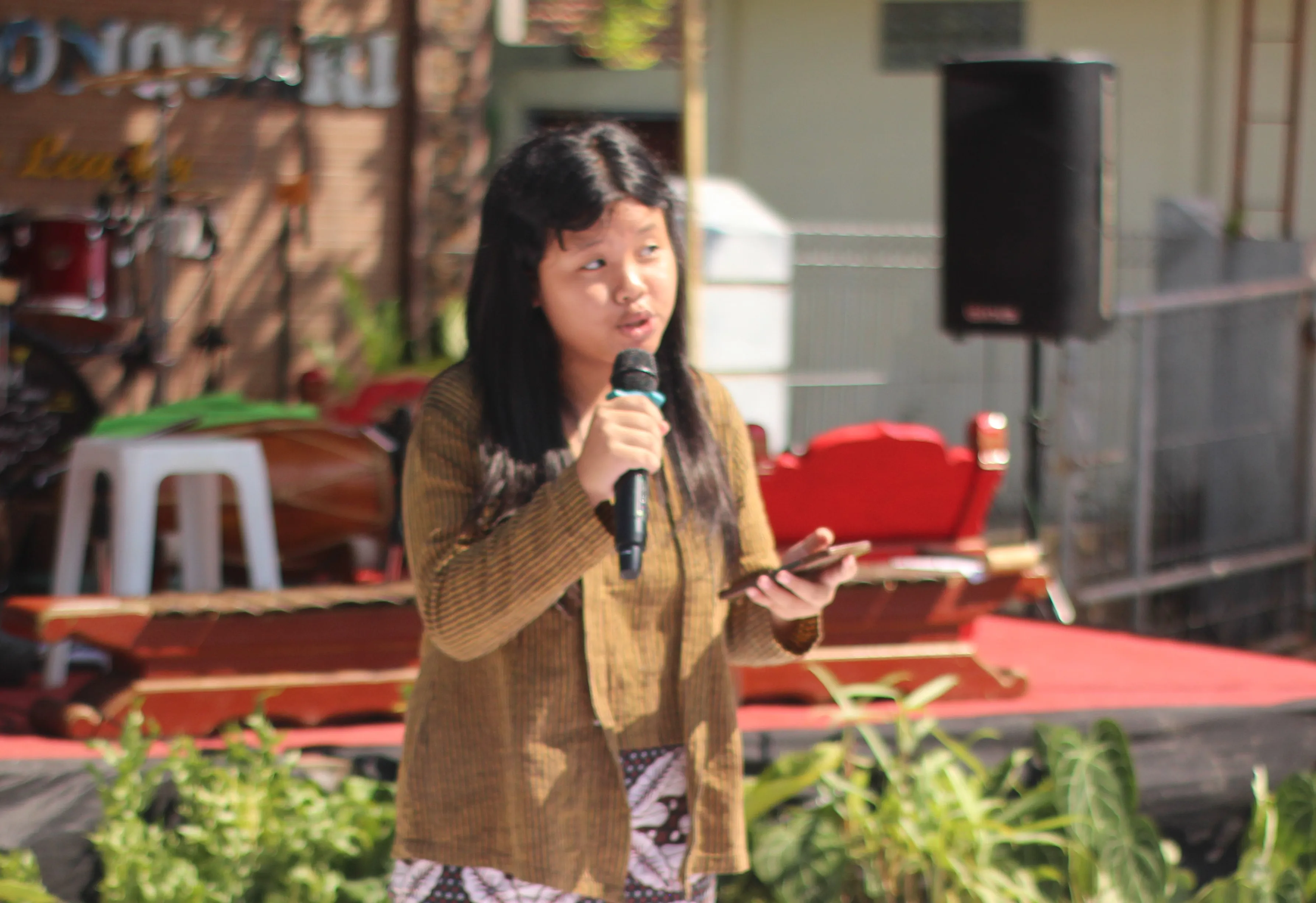 Siswa membaca puisi di atas panggung